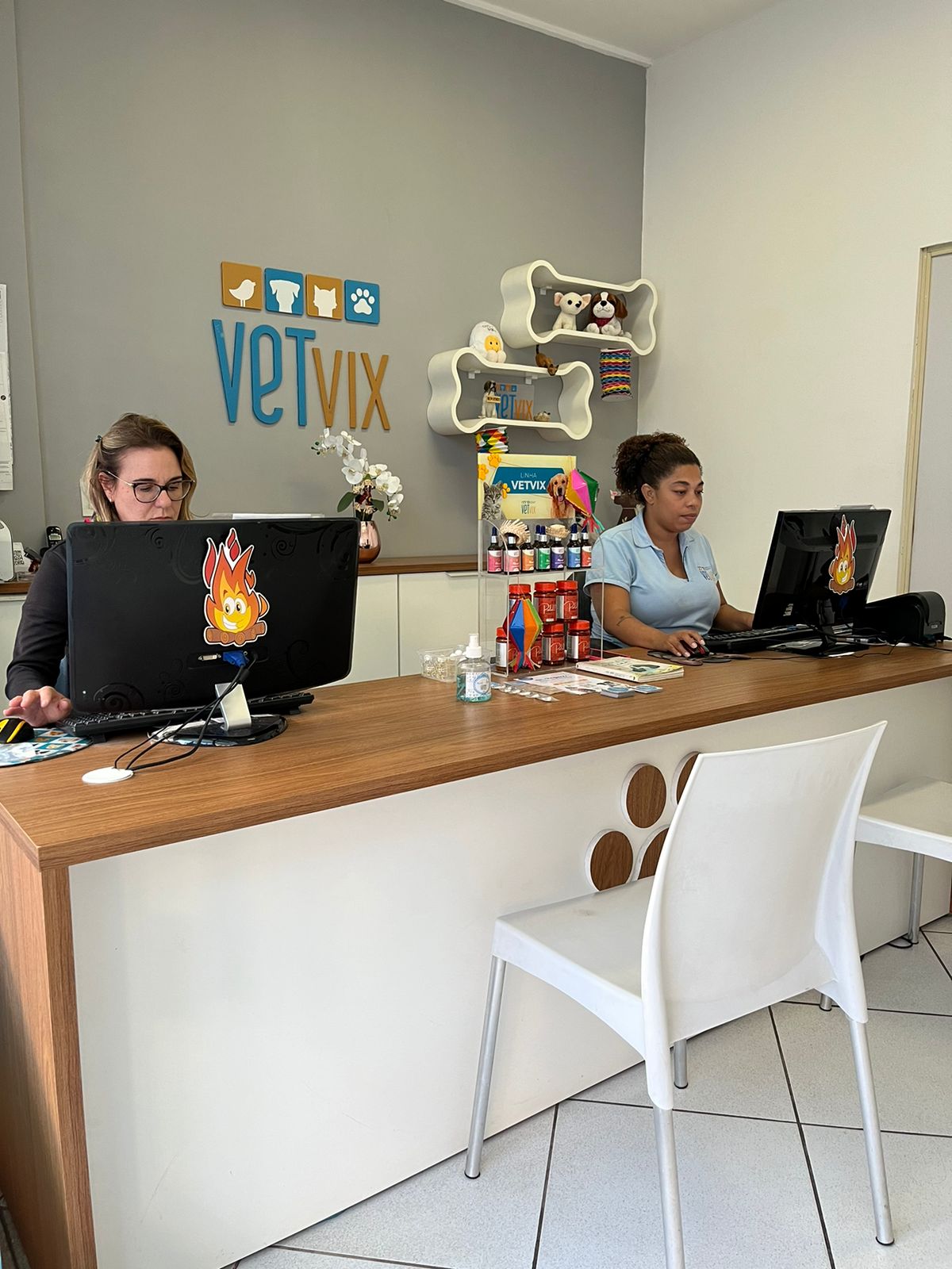Balcão de atendimento da VetVix com logo na parede
